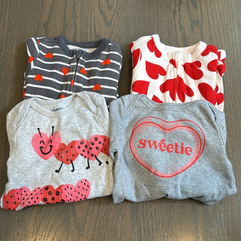 Old Navy ❤️ Bundle 2 Sleep & Play Footed One-Pieces & 2 Bodysuits | 3-6M